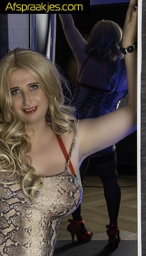 Trans Hoertje geeft Bare Gangbang party met grote tieten en pik 20 cm!