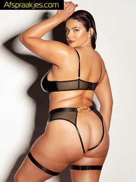 Zoek contact met een XL dame met een lingerie fetish voor spannende ontmoeting.