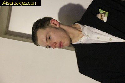 Discrete bi-jongen wil stout zijn met jou