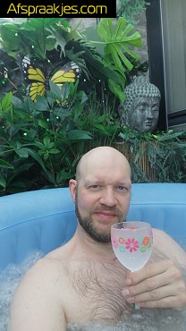 48j man into fun en meer met JONGERE transman