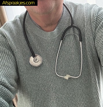 Kinky dokter komt aan huis voor onderzoek van jullie