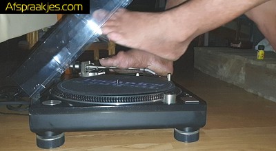 welke zeer zeer dikke kerel durft mn stereo aparaten als voetsteun gebruiken