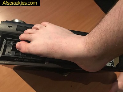 welke kerels vinden andere kerel z'n fragiele electronica spullen onder hun blote zweetpoten gei