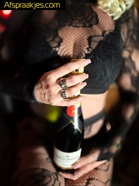Stoute Milf 100%NL houdt van Zaad slikken