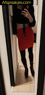 Trav Yana zet eerste stapjes als escorte