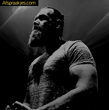 Man met sterke schouders 