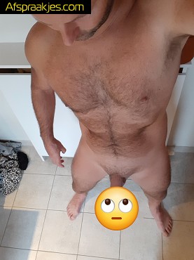 Knappe man geeft naakt Tantramassage