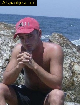 Half Italiaanse jongeman zoekt spannende momenten op niveau met dame