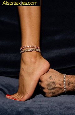 Man met fetish voor voeten. Dame gezocht. Ook koppel of man kan. Bedrag overeen te komen,hoog bedrag