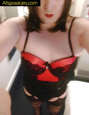 Mooie travestiet heeft zin in een top
