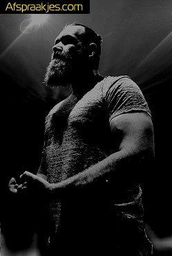 Man met sterke schouders